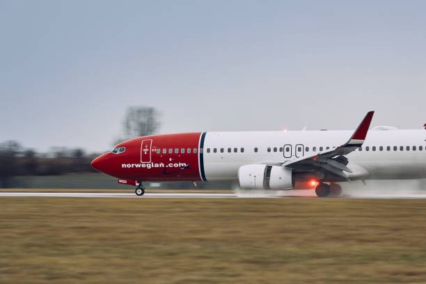 boeing 737 norvegese durante l'atterraggio - runway airport sky wet foto e immagini stock