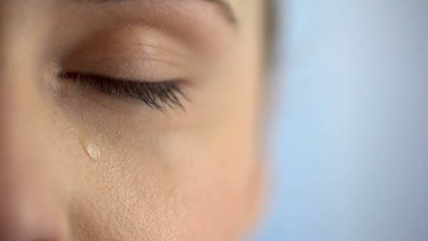 borstbeeld van ongelukkige vrouw huilen, closeup eye met tranen, leven problemen angst - huilen stockfoto's en -beelden
