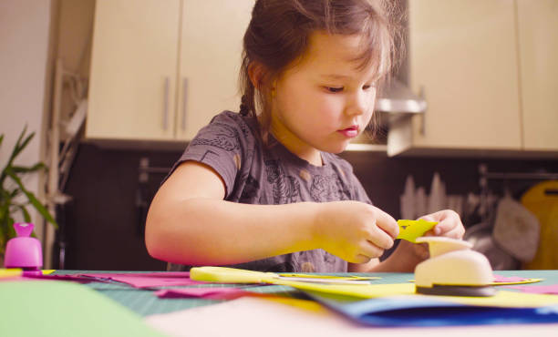 scrapbooking. dziewczynka jest klejenie kolorowego papieru - craft greeting card scrapbooking hobbies zdjęcia i obrazy z banku zdjęć