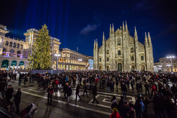 milano centro dicembre 2018 - milan italy town square italy cathedral foto e immagini stock