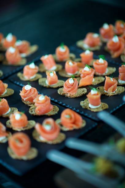 rosas salmón increíbles canapés en una fiesta de celebración - canape buffet cocktail food fotografías e imágenes de stock