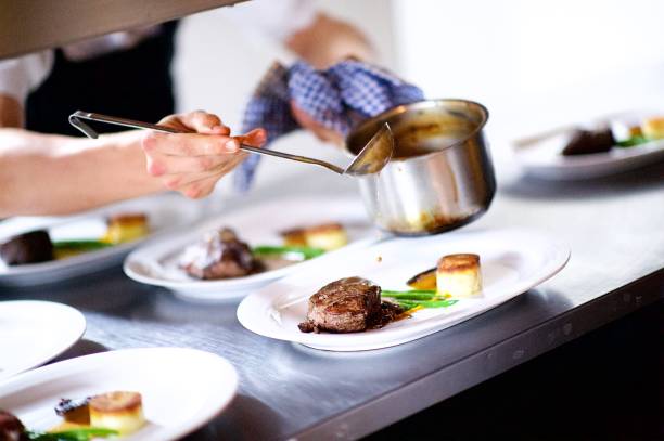 bife num prato sendo preparado em um chef cozinha molho derramando - fillet meat portion fillet steak - fotografias e filmes do acervo