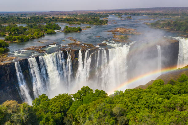 vista aérea de las famosas cataratas victoria, zimbabwe y zambia - victoria falls waterfall zimbabwe zambia fotografías e imágenes de stock