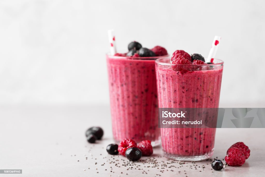 Postre saludable batido rojo apetitoso en gafas - Foto de stock de Batido de frutas libre de derechos