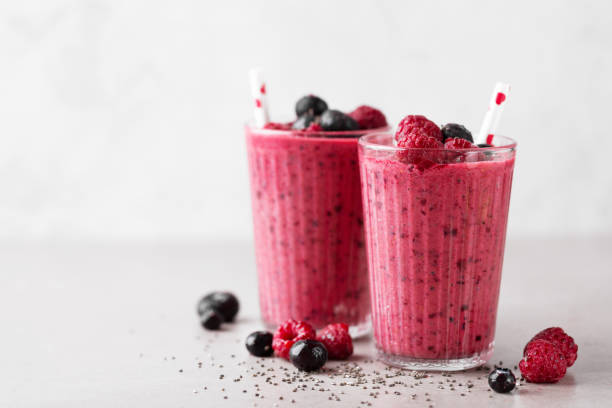 zdrowy apetyczny czerwony deser smoothie w okularach - red berries zdjęcia i obrazy z banku zdjęć