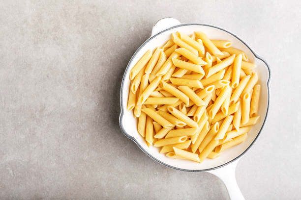 pasta penne italiano servido en bandeja - penne fotografías e imágenes de stock