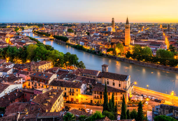 ヴェローナのサンセット眺め.イタリア - aerial view city urban scene italy ストックフォトと画像