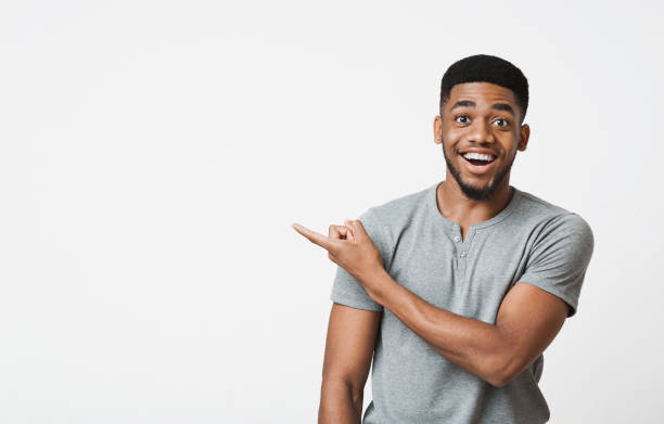 afrikanisch-amerikanischer mann beiseite auf textfreiraum zeigen - mit dem finger zeigen stock-fotos und bilder