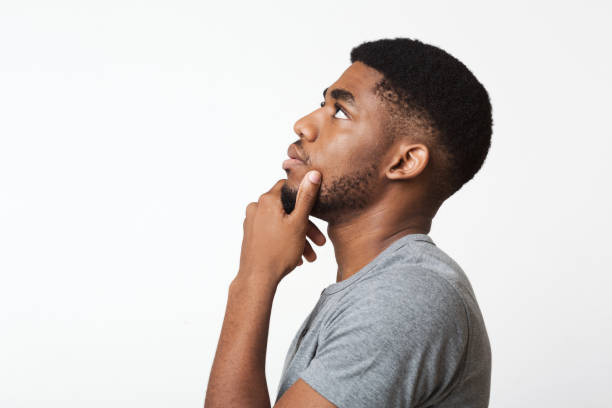 retrato de perfil atencioso homem afro-americano em branco - africanamerican - fotografias e filmes do acervo