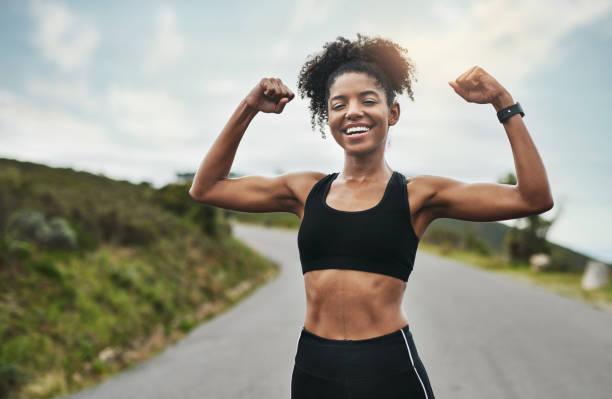 ¿cómo gusto ahora? - flexing muscles fotos fotografías e imágenes de stock