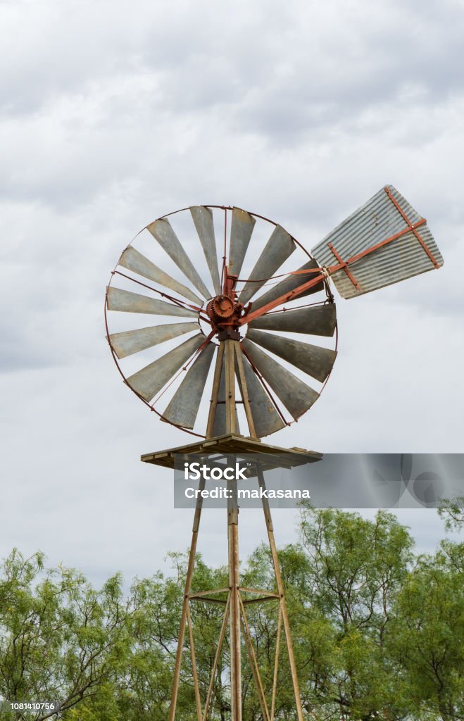Einzelne Alte Historische Windrad Oder Wind Pumpe Gemacht Aus Holz Und  Metall Aus Nächster Nähe Stockfoto und mehr Bilder von Lubbock - iStock
