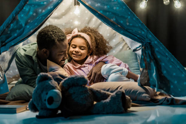 african american dad et sa fille se situant dans le wigwam - wigwam photos et images de collection