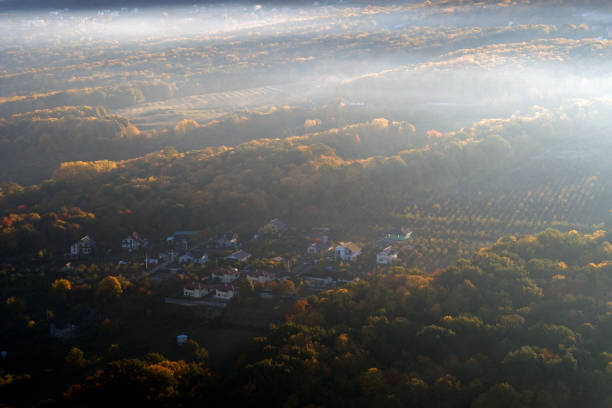 vue de drone aérien brumeux avec scène urbaine - Photo