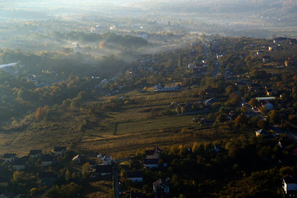 vue de drone aérien brumeux avec scène urbaine - Photo