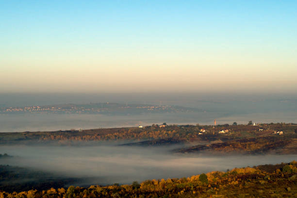 beeindruckende Drohne Sicht fliegen über dem Nebel – Foto