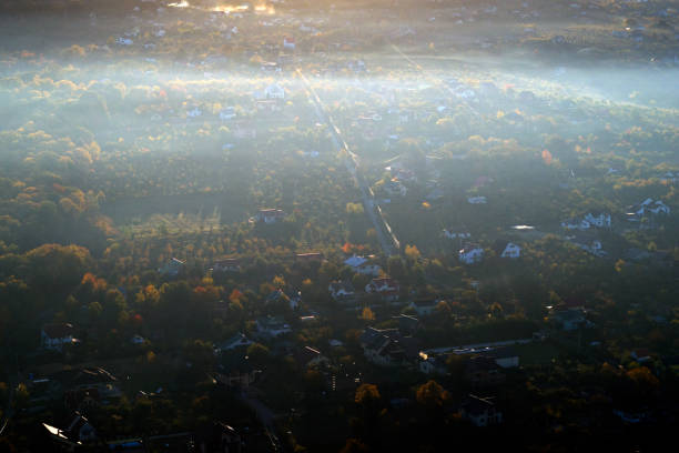 vista drone aerea nebbiosa con scena urbana - foto stock