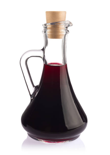 jarra con vinagre balsámico de vino tinto - balsamic vinegar bottle vinegar red wine fotografías e imágenes de stock