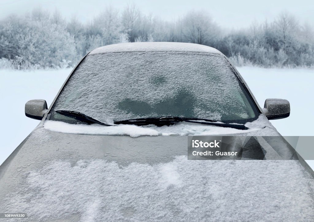 Zeigen Sie Winter Auto Bedeckt Schnee Eingefroren An Frontscheibe  Windschutzscheibe Und Motorhaube Auf Verschneiten Wald Hintergrund  Stockfoto und mehr Bilder von Windschutzscheibe - iStock