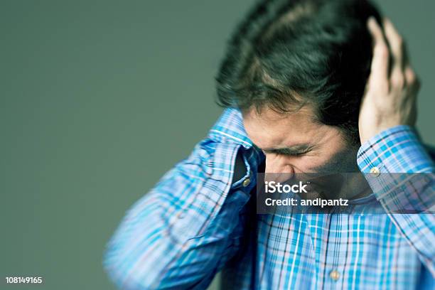 Foto de Cobrindo As Orelhas e mais fotos de stock de Mãos Cobrindo Orelhas - Mãos Cobrindo Orelhas, Barulho, Ansiedade