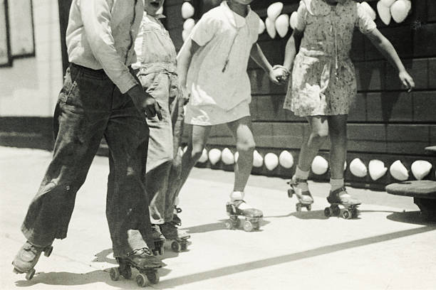 black and white roller skaters. - 舊式 圖片 個照片及圖片檔