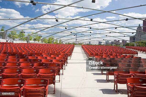 Chicago Konzertpavillon Mit Stühlen Stockfoto und mehr Bilder von Konzert - Konzert, Im Freien, Leer