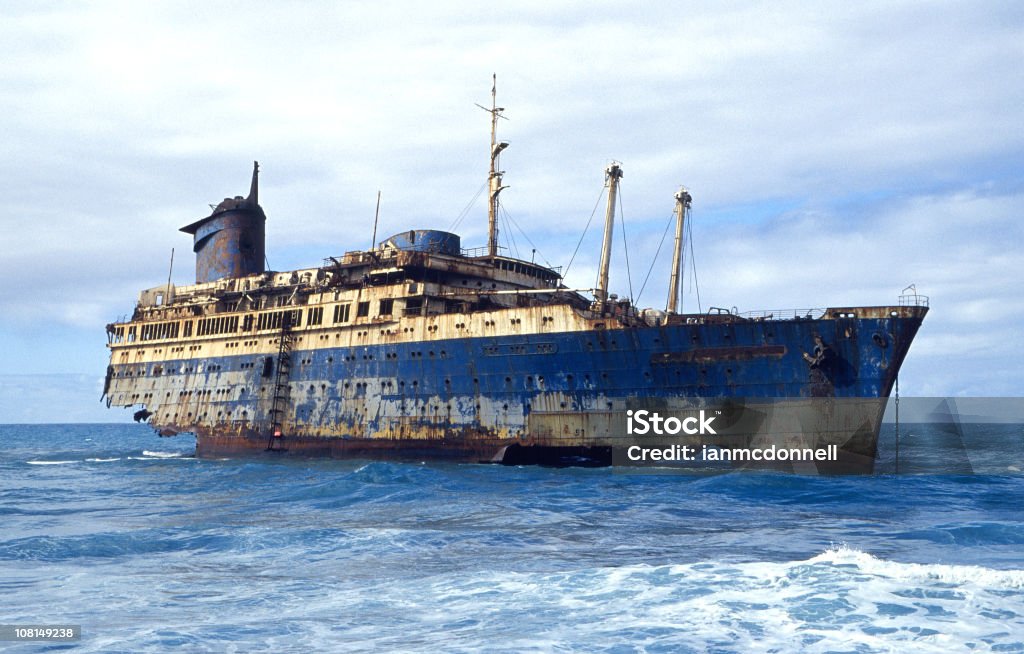 Naufrage océan liner - Photo de Bateau de voyageurs libre de droits
