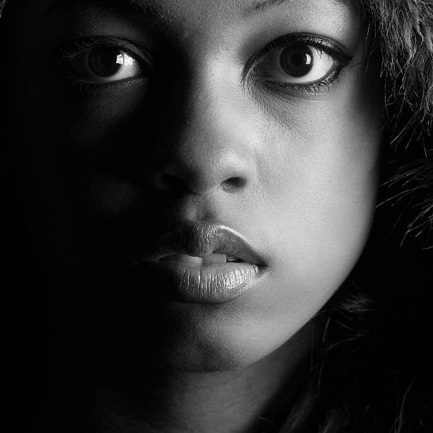 Close-up di giovane donna, bianco e nero - foto stock