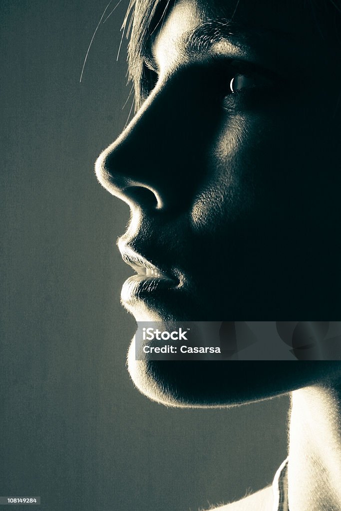 Lado perfil de retrato de mulher jovem, Low Key tons - Foto de stock de 20-24 Anos royalty-free