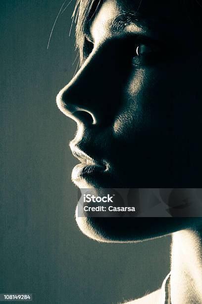 Perfil Lateral Retrato De Mulher Jovem Com Baixa Chave Tons - Fotografias de stock e mais imagens de 20-24 Anos