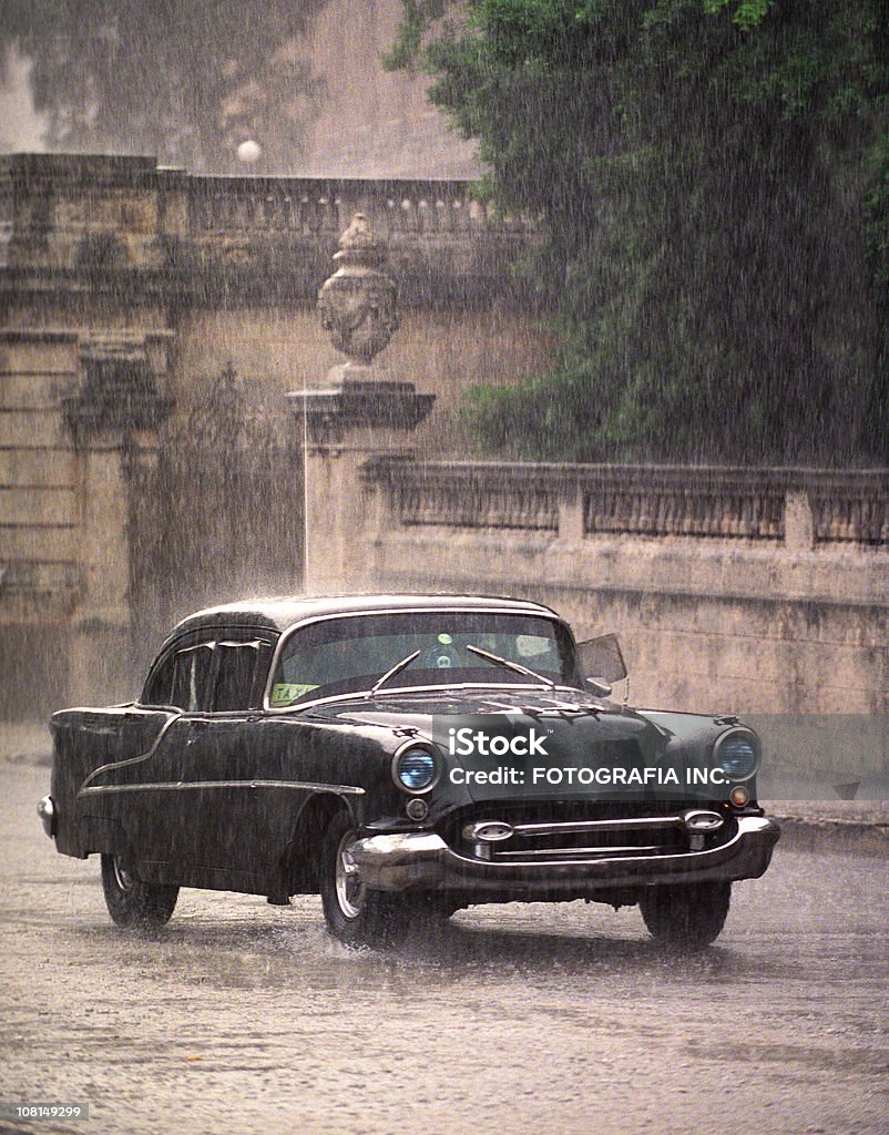 Taxi en la lluvia, la habana - Foto de stock de Coche libre de derechos