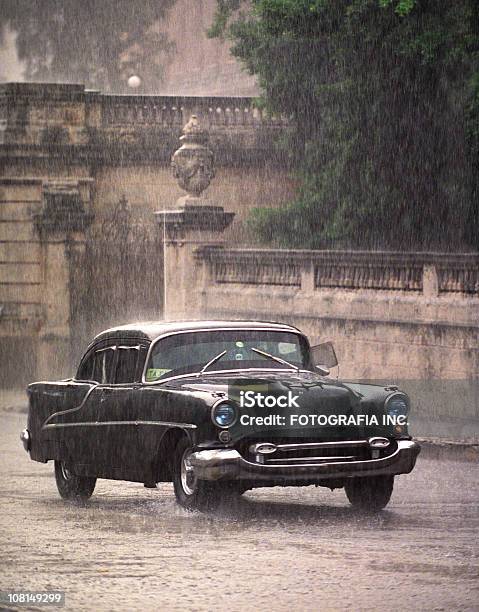 Taxi En La Lluvia La Habana Foto de stock y más banco de imágenes de Coche - Coche, Lluvia, Aire libre