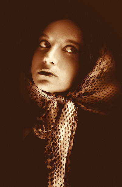 sépia portrait de jeune femme portant une écharpe - perestroika photos et images de collection