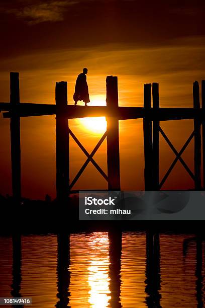 Silhouettewoden Brücke Bei Sonnenuntergang Stockfoto und mehr Bilder von Mönch - Mönch, Buddhismus, Kontur