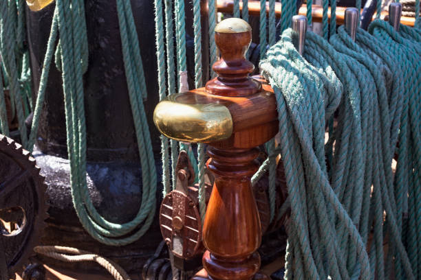 帆船のロープを使って belaying スチールピン - traditional culture tall ship mast sailing ship ストックフォトと画像