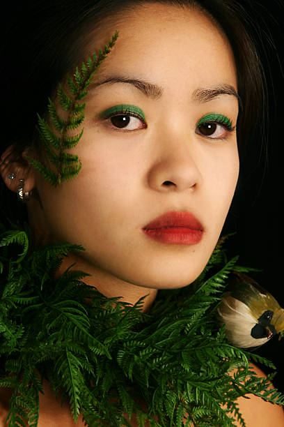 молодая женщина в растений - green eyeshadow стоковые фото и изображения