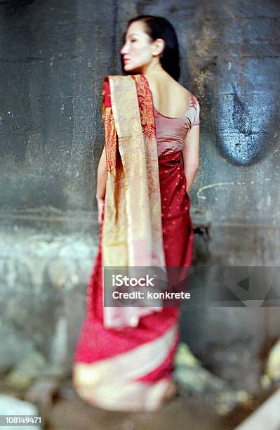 女神スタイルのバック - 女性一人のストックフォトや画像を多数ご用意 - 女性一人, 後ろ姿, インド