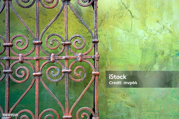 녹색 벽 녹슨에 대한 스톡 사진 및 기타 이미지 - 녹슨, 게이트, 철