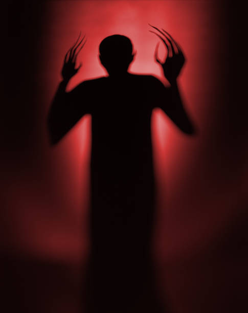 halloween rojo, vampiros silhouette o de fondo. - horror monster spooky movie fotografías e imágenes de stock