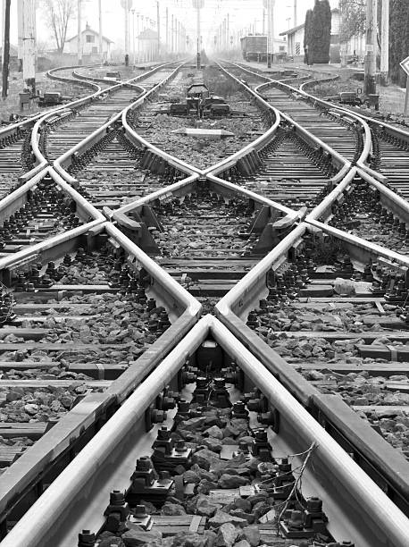 железнодорожные путей - railroad track direction choice transportation стоковые фото и изображения