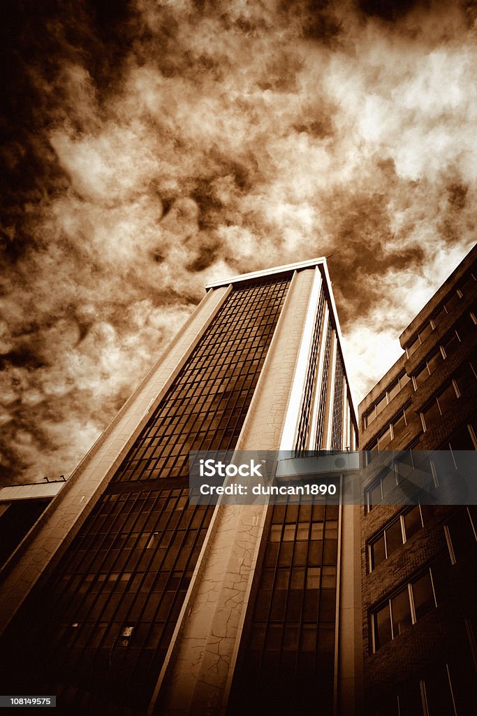 Mirando hacia arriba en Office Tower y el cielo, Sepia - Foto de stock de Aire libre libre de derechos