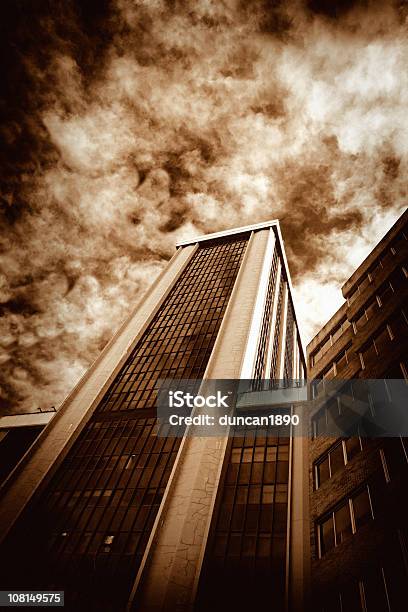 Mirando Hacia Arriba En Office Tower Y El Cielo Sepia Foto de stock y más banco de imágenes de Aire libre