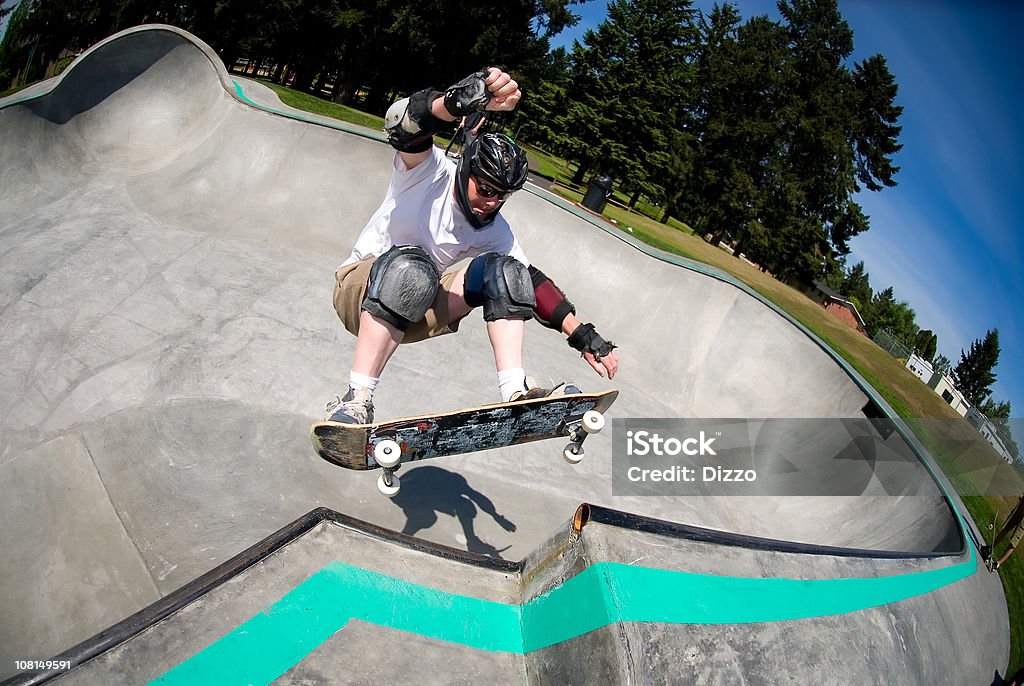 Masculino skatista no Skate Park em dia ensolarado - Foto de stock de Andar de Skate royalty-free