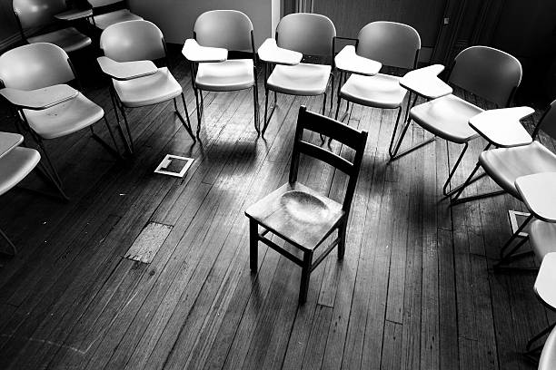 lehrer und schüler b/w - learning education chair circle stock-fotos und bilder