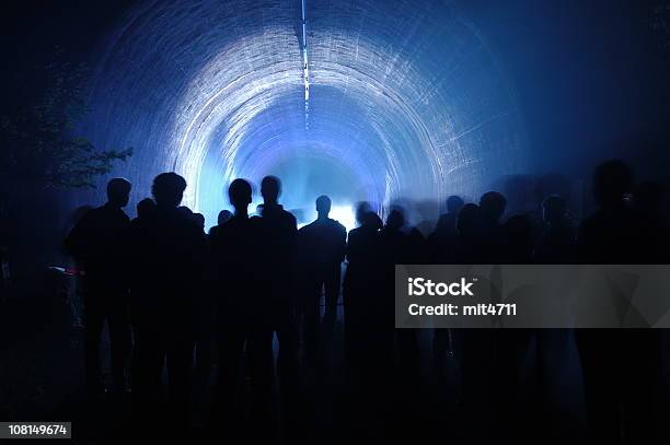 Personas En Frente Del Túnel Foto de stock y más banco de imágenes de Hollywood - California - Hollywood - California, Oscuro, Azul