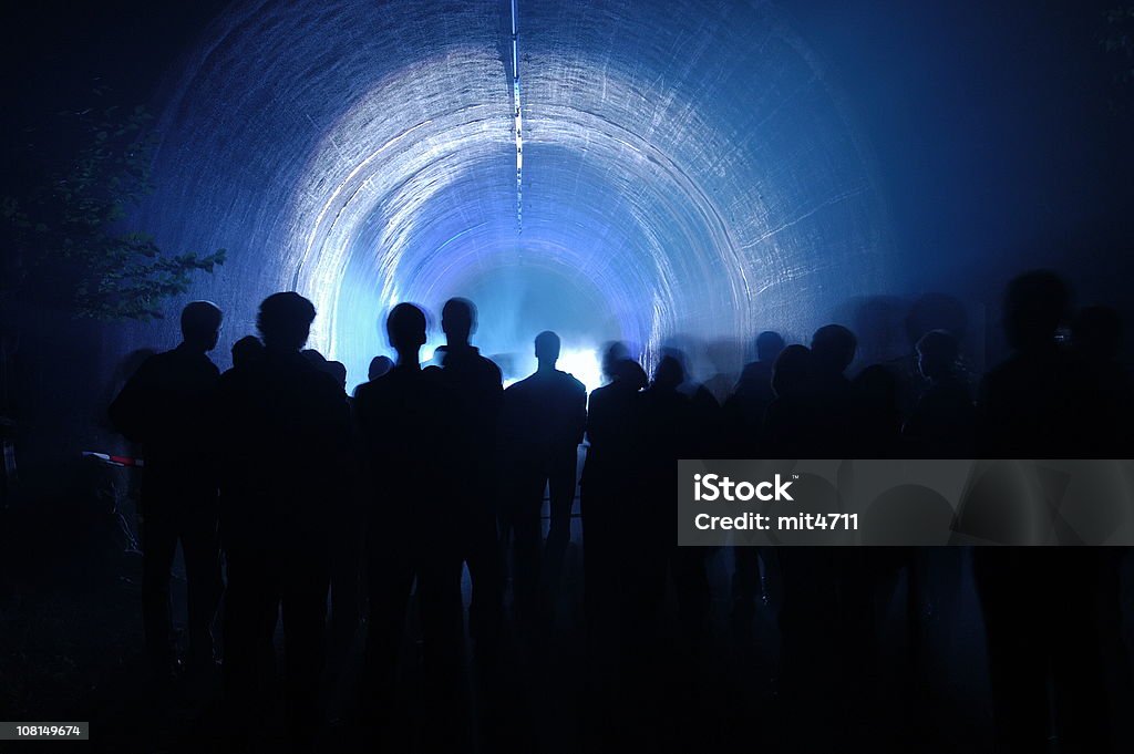 Pessoas em frente do túnel - Foto de stock de Hollywood - Califórnia royalty-free