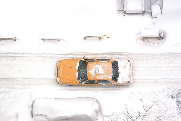 New York City taxi dirigindo em blizzard, vista aérea - foto de acervo