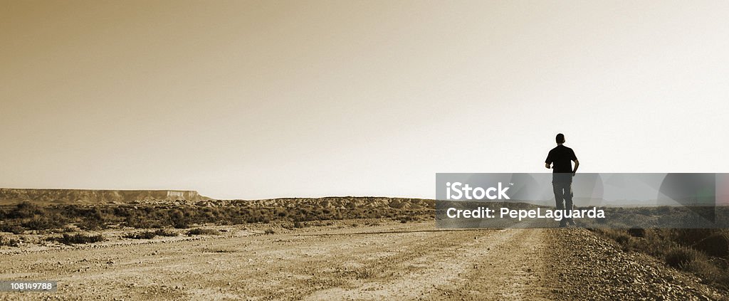 若い男性に走る Road の砂漠、セピア調 - 1人のロイヤリティフリーストックフォト