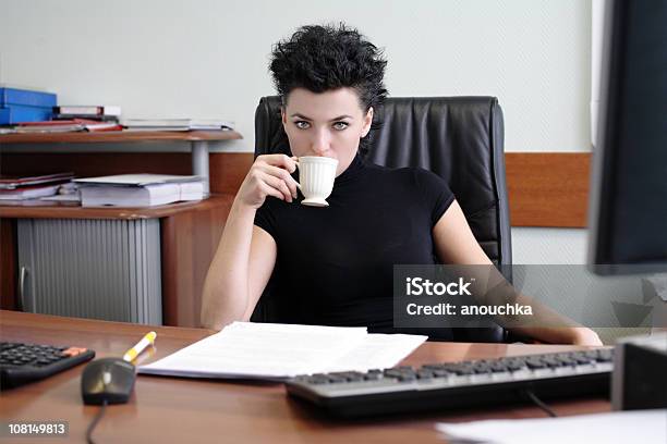 Empresaria Bebiendo Té Y Sala De Estar Con Escritorio Foto de stock y más banco de imágenes de 30-39 años