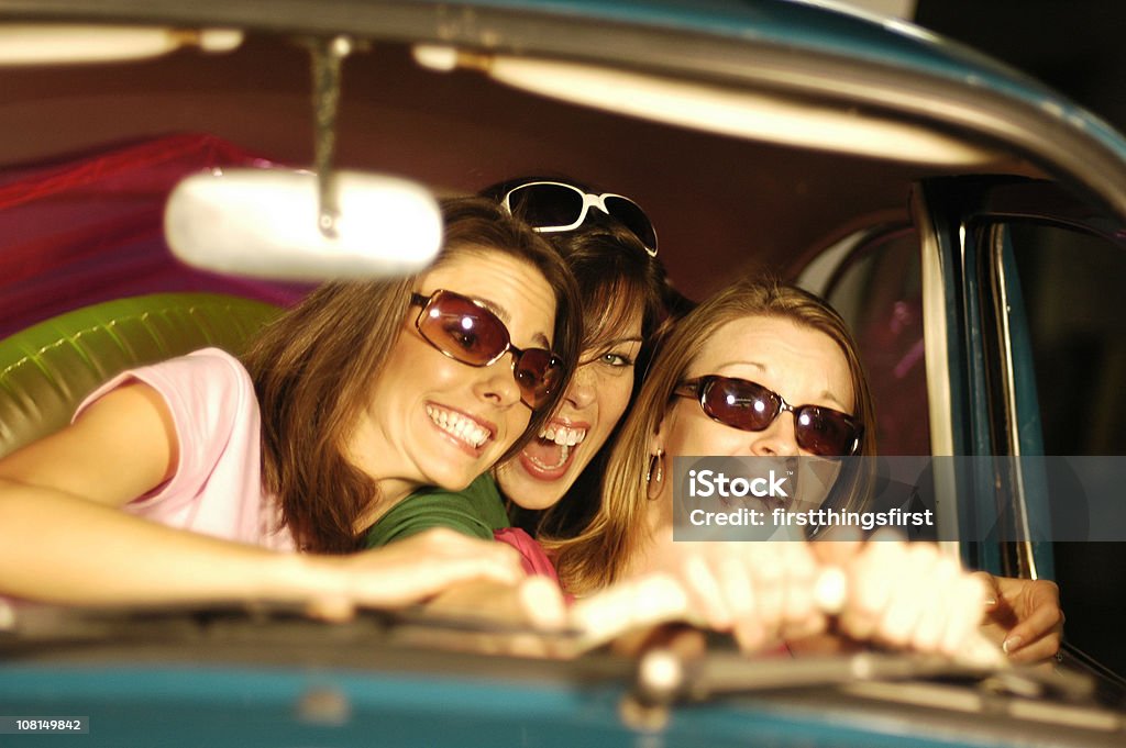 Retrato de tres mujeres jóvenes conducción de coche - Foto de stock de Coche libre de derechos