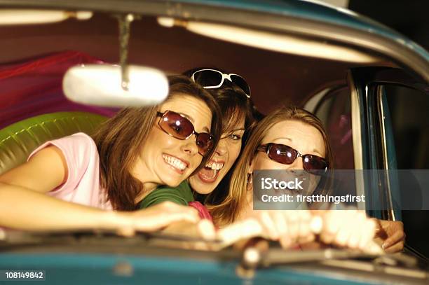 Retrato De Tres Mujeres Jóvenes Conducción De Coche Foto de stock y más banco de imágenes de Coche